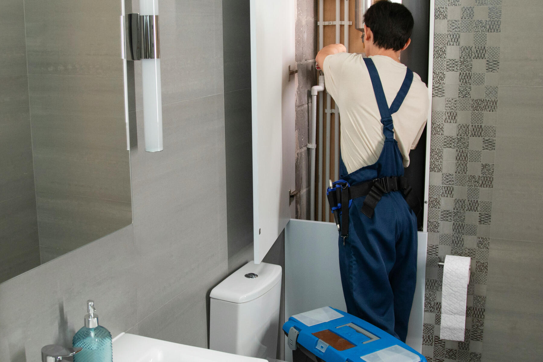 Licensed plumber providing residential plumbing services in Akron, Ohio.
